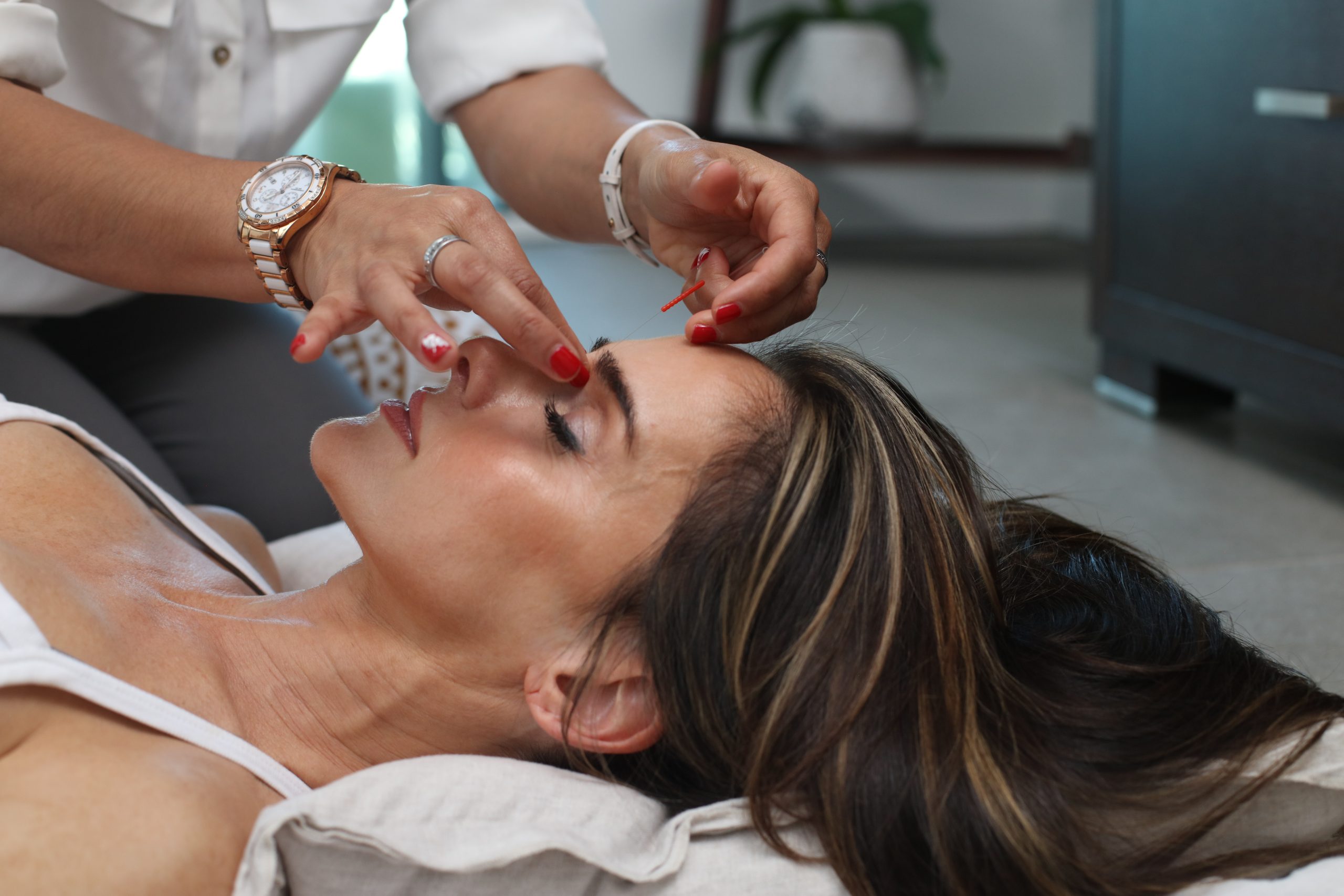 An Esthetician Provides A Relaxing Massaging After Performing A Hydrafacial